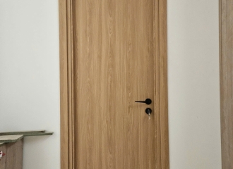 CỬA NHỰA COMPOSITE GIÁ RẺ TẠI QUẬN 1: GIẢI PHÁP SANG TRỌNG CHO PHÒNG NGỦ VÀ TOILET