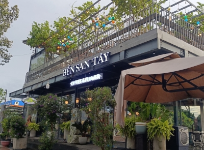 Lắp Đặt Cửa Nhựa Gỗ Composite Giá Rẻ Tại Cafe Bến Sạn Tây, Biên Hòa, Đồng Nai